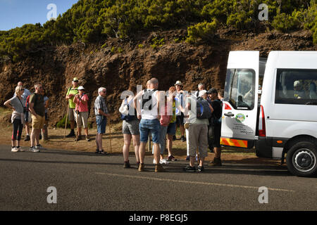 Eine Gruppe von Touristen Einstellung weg auf einer geführten Levada Wanderung auf der Insel Madeira. Die levadas sind Wasserkanäle, die die Insel für Bewässerung Kreuz Stockfoto