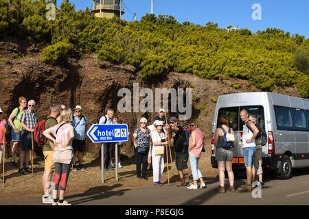 Eine Gruppe von Touristen Einstellung weg auf einer geführten Levada Wanderung auf der Insel Madeira. Die levadas sind Wasserkanäle, die die Insel für Bewässerung Kreuz Stockfoto