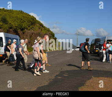 Eine Gruppe von Touristen Einstellung weg auf einer geführten Levada Wanderung auf der Insel Madeira. Die levadas sind Wasserkanäle, die die Insel für Bewässerung Kreuz Stockfoto