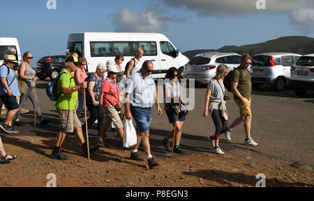 Eine Gruppe von Touristen Einstellung weg auf einer geführten Levada Wanderung auf der Insel Madeira. Die levadas sind Wasserkanäle, die die Insel für Bewässerung Kreuz Stockfoto