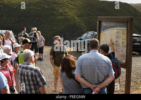 Eine Gruppe von Touristen hören zu einem Führer vor einer levada Wanderung auf der Insel Madeira. Die levadas sind Wasserkanäle, die die Insel für Bewässerung Kreuz Stockfoto