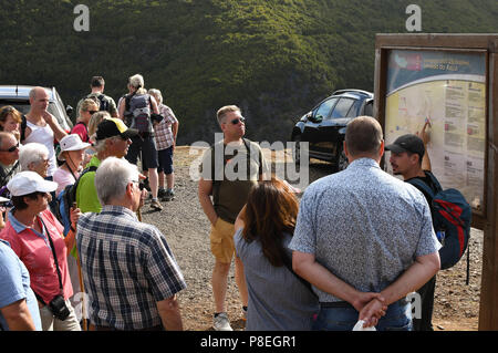 Eine Gruppe von Touristen hören zu einem Führer vor einer levada Wanderung auf der Insel Madeira. Die levadas sind Wasserkanäle, die die Insel für Bewässerung Kreuz Stockfoto