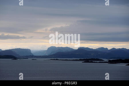 Sonnenaufgang über der Küste in den Bergen in Norwegen Stockfoto