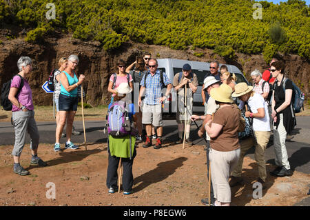 Eine Gruppe von Touristen hören zu einem Führer vor einer levada Wanderung auf der Insel Madeira. Die levadas sind Wasserkanäle, die die Insel für Bewässerung Kreuz Stockfoto