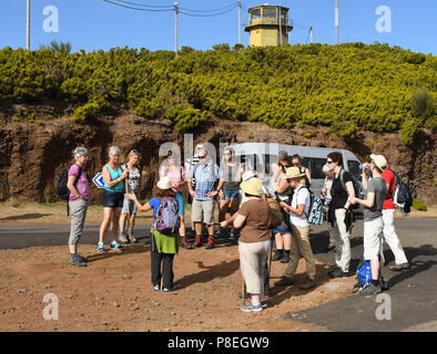 Eine Gruppe von Touristen hören zu einem Führer vor einer levada Wanderung auf der Insel Madeira. Die levadas sind Wasserkanäle, die die Insel für Bewässerung Kreuz Stockfoto