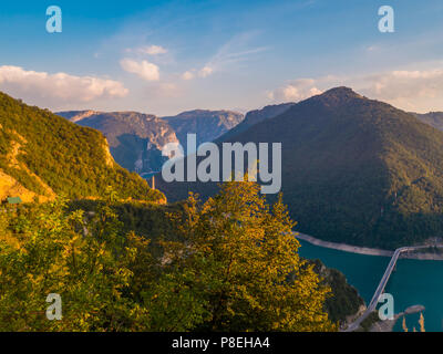 Blick auf Piva Fluss durch die Berge mit wunderschönen türkisen Wasser und Brücke am Abend, Montenegro Stockfoto