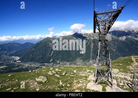 Aerial lift Pylon der Aiguille du Midi cable car über Chamonix, Frankreich Stockfoto