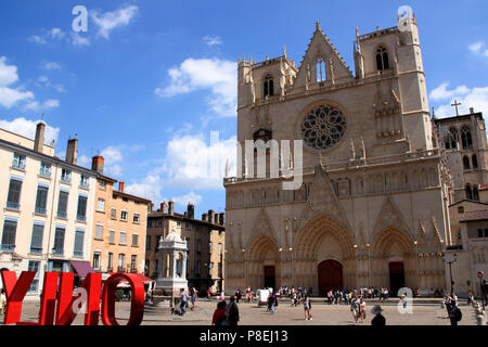 Cathédrale Saint-Jean-Baptiste de Lyon oder Lyon Kathedrale nur (giant Schriftzug 'LYON' im Vordergrund), Lyon, Frankreich Stockfoto