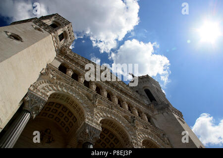 Eingang der Basilika Notre-Dame de Fourvière in Lyon, Frankreich Stockfoto