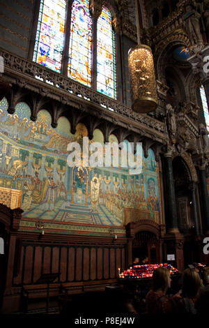 Mosaiken im Inneren der Basilika Notre-Dame de Fourvière in Lyon, Frankreich Stockfoto