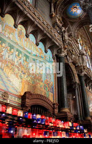 Mosaiken im Inneren der Basilika Notre-Dame de Fourvière in Lyon, Frankreich Stockfoto