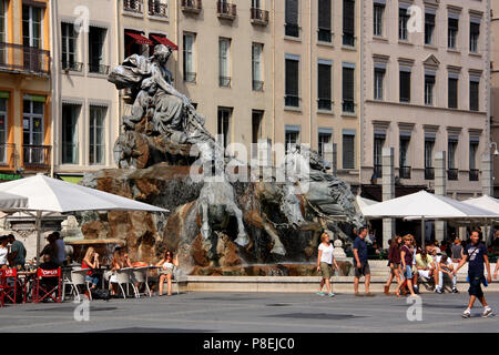 Die Fontaine Bartholdi an der Place des Terreaux neben dem Hotel de Ville in Lyon, Frankreich Stockfoto