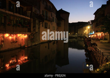 Blaue Stunde in Annecy, Haute Savoie, Frankreich Stockfoto