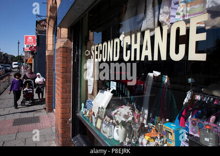 Zweite Chance second hand Shop auf Ladypool Road in Birmingham, Vereinigtes Königreich. Dieser Bereich wird vorwiegend durch die asiatischen Familien bewohnt. Sparkbrook hat die zweithöchste nicht-weiße Bevölkerung in Birmingham, mit ethnischen Minderheiten Anwohner im Bereich; insbesondere ist die Heimat einer großen somalischen Bevölkerung. Sparkbrook ist auch die Lage von Birminghams Balti Triangle, da viele der Bewohner ihre eigenen balti Unternehmen haben. Stockfoto