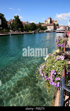 Mit der Mündung des Flusses Thiou Annecy im Hintergrund das Schloss, Annecy, Haute Savoie, Frankreich Stockfoto