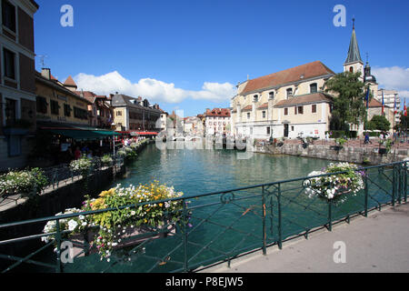 Schöne Stadt Annecy, Haute Savoie, Frankreich (im Hintergrund der Palais de l'Isle sichtbar ist) Stockfoto