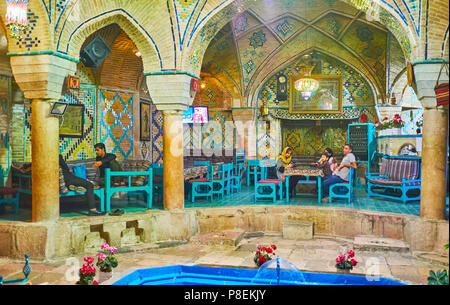 KERMAN, IRAN - 15. Oktober 2017: Die mittelalterliche Vakil Badehaus heutzutage dient als Teehaus und ein Restaurant mit herrlichen historischen Innen- und Tas Stockfoto
