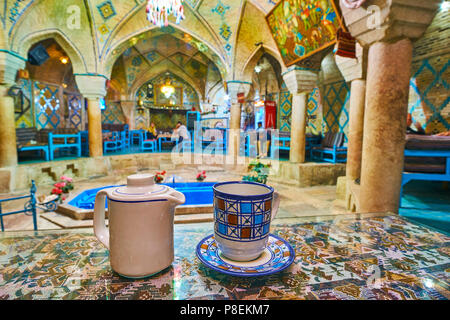 KERMAN, IRAN - Oktober 15, 2017: Traditionelle Vakil Restaurant und Teehaus im Gebäude des ehemaligen Badehaus ist beliebter Touristenort mit REFRESHIN Stockfoto