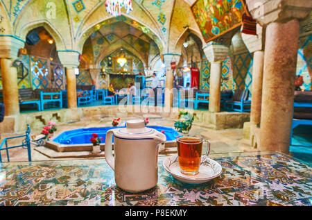 KERMAN, IRAN - Oktober 15, 2017: vakil Teehaus ist der beste Ort in der Stadt die Zeit zu verbringen, geniessen Sie einen einzigartigen Innenraum des ehemaligen Hamam und wählen Sie "Aktualisieren" Stockfoto