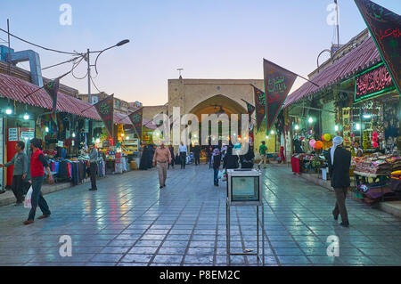 KERMAN, IRAN - 15. Oktober 2017: Die überfüllten Straßen von Grand Bazaar, eine der beliebtesten Sehenswürdigkeiten der Stadt und der ideale Ort für touristische shoppin Stockfoto