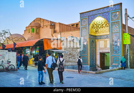 KERMAN, IRAN - 15. Oktober 2017: Die hellen blauen Eingang Portal von Freitag (Jame) Mozaffari Moschee - die mittelalterliche Wahrzeichen der Stadt, berühmt für seine Stockfoto