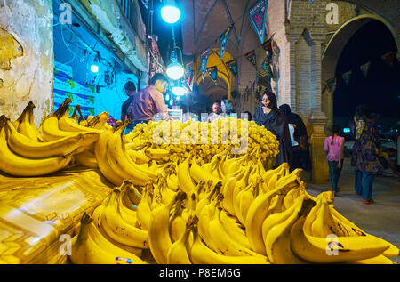 KERMAN, IRAN - Oktober 16, 2017: Ganjali Khan Basar ist das zentrale Essen Markt der Stadt, ist es immer voll und laut, beliebt bei den Touris Stockfoto