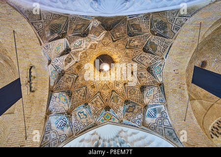 KERMAN, IRAN - Oktober 15, 2017: Das Meisterwerk stellar Kuppel mit muqarnas Details und Mosaik Muster schmückt das Gewölbe der mittelalterlichen Grand Bazaar, Stockfoto