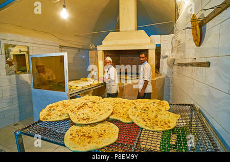 KERMAN, IRAN - 15. Oktober 2017: Die Bäcker machen Traditionelle lecker Fladenbrot in offenen Bäckerei, in der Altstadt, am 15. Oktober in Kerman. Stockfoto