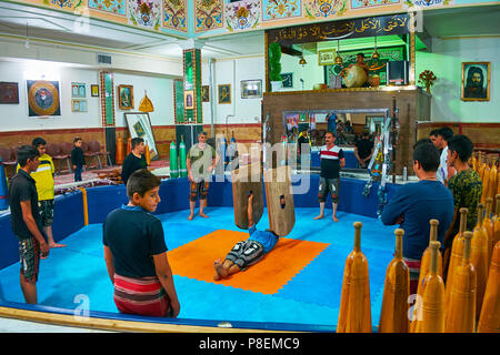 KERMAN, IRAN - 15. Oktober 2017: Die zurkhaneh (Haus der Stärke) Sport Club bietet Touristen traditionelle Ausbildung und Übungen mit schweren zu beobachten Stockfoto
