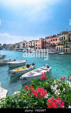 Peschiera del Garda (VR) Italien - Juni 2, 2018. Bunte Hafen und Boote. Stockfoto