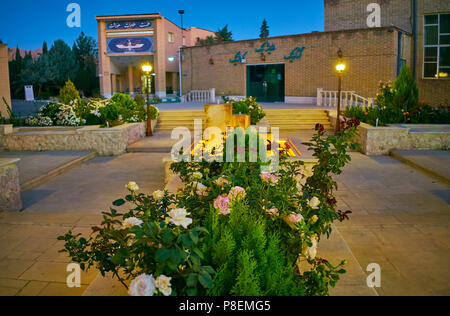 KERMAN, IRAN - 16. Oktober 2017: Die Rosen in Blumenbeeten der zoroastrischen Komplex - Historisches Museum und Feuer Tempel sind mit ornamentalen Gard umgeben Stockfoto