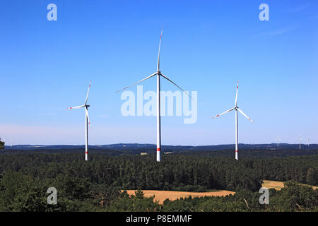 Windgeneratoren, Windräder in der Landschaft, Windgeneratoren in der Landschaft, Bayern, Deutschland Stockfoto