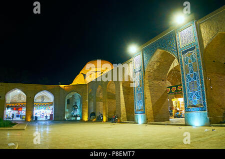 KERMAN, IRAN - Oktober 15, 2017: Abends leuchtet der Kerman Ganjali Khan Basar - beliebte Touristenattraktion der Stadt, berühmt für seine Architectur Stockfoto