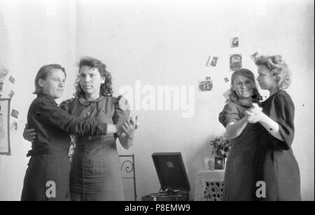 Junge Frauen tanzen in einem Schlafsaal. Museum: Staatliche Russische Film und Foto Archiv, Krasnogorsk. Stockfoto