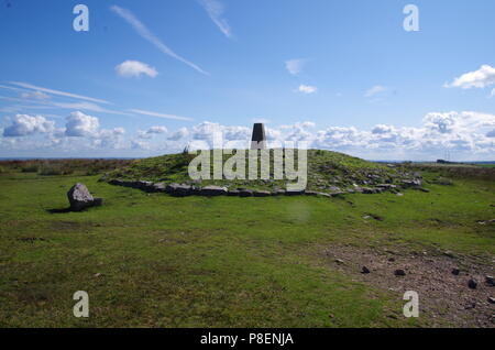 Rundumleuchte Batch runde Barrow Friedhof trig Point. John O'Groats (Duncansby head) zu den Ländern Ende Ende Trail zu beenden. Mendip Hills. Somerset. England. Großbritannien Stockfoto