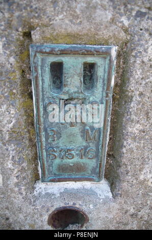 Rundumleuchte Batch runde Barrow Friedhof trig Point. John O'Groats (Duncansby head) zu den Ländern Ende Ende Trail zu beenden. Mendip Hills. Somerset. England. Großbritannien Stockfoto