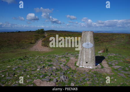 Rundumleuchte Batch runde Barrow Friedhof trig Point. John O'Groats (Duncansby head) zu den Ländern Ende Ende Trail zu beenden. Mendip Hills. Somerset. England. Großbritannien Stockfoto