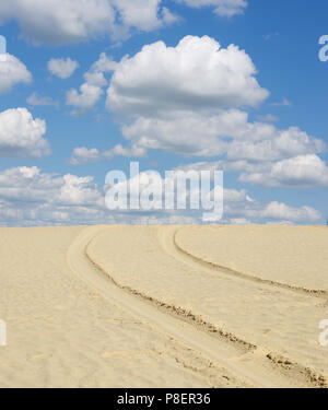 Autoreifen Tracks auf einer Fläche Sand in der Sahara Stockfoto