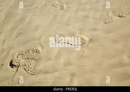 Fußabdrücke auf einem Sand Oberfläche in der Sahara Stockfoto