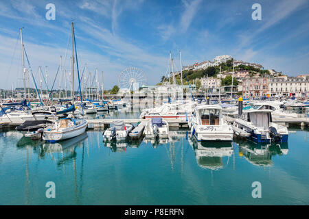 21. Mai 2018: Torquay, Devon, England, Großbritannien - die Marina und die Stadt an einem sonnigen Frühlingstag. Stockfoto