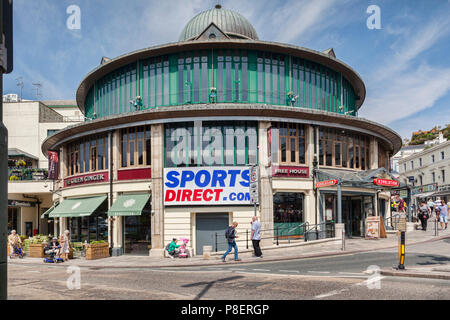 21. Mai 2018: Torquay, Devon, Großbritannien - Sport Direkt, Winter Gärten Einkaufszentrum, Flotte, die Straße. Stockfoto