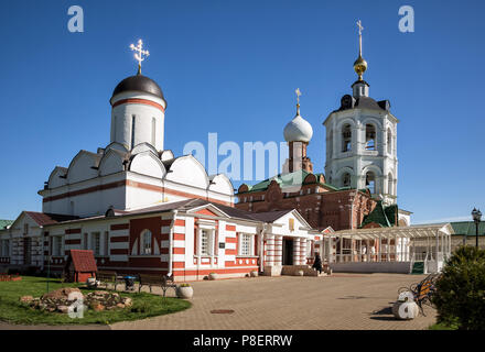 Architektonische Ensemble des Nikolo-Peshnoshsky Kloster in der Wiese. Mönch in den Tempel. Region Moskau, Russland Stockfoto