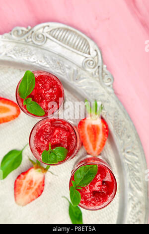 Sommer erfrischende Erdbeer Sorbet, Schneematsch granita Trinken im Dienst Gläser auf Silber fach Gesunde kalorienarme Sommer behandeln, Dessert. Eisgekühlten Cocktail o Stockfoto