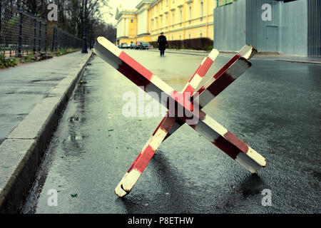 Aus Stahl Profile Bar auf der Straße Asphalt in der Stadt St. Petersburg in Russland im Herbst geschweißt Stockfoto