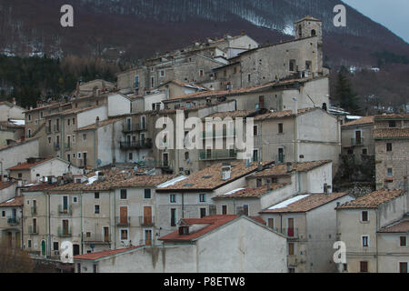 Winter Blick von Civitella Bomba altes Dorf mit Schnee in den Abruzzen Stockfoto