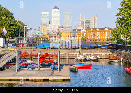 Wolkenkratzer in Canary Wharf aus Shadwell Becken in London gesehen Stockfoto