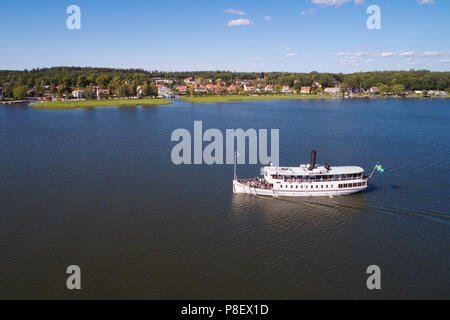 Mariefred, Schweden - 4. Juli 2018: Luftaufnahme des weissen Passagier Dampfer Mariefred am Mälarsee in der Nähe von Mariefred sein Ziel. Stockfoto