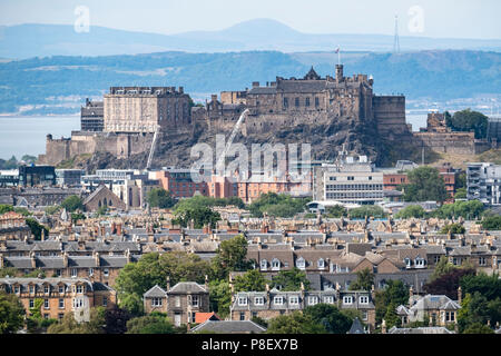 Blick auf die Burg von Edinburgh über die Vororte der Stadt von Blackford Hill, Schottland, Großbritannien Stockfoto