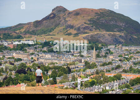 Blick auf den Arthur's Seat Hügel von Blackford Hill, Edinburgh, Schottland, Großbritannien Stockfoto