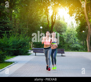 Läufer Training im Freien arbeiten in der City Park Stockfoto
